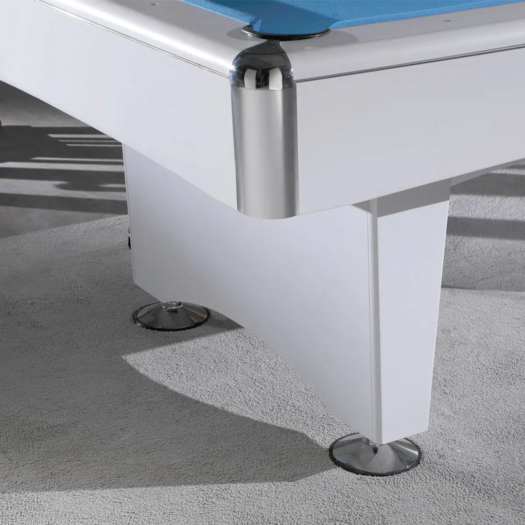 Standfeste Balkenfüße aus massivem Vollholz mit integrierten Stellfüßen zur Justierung beim Billardtisch Granada.