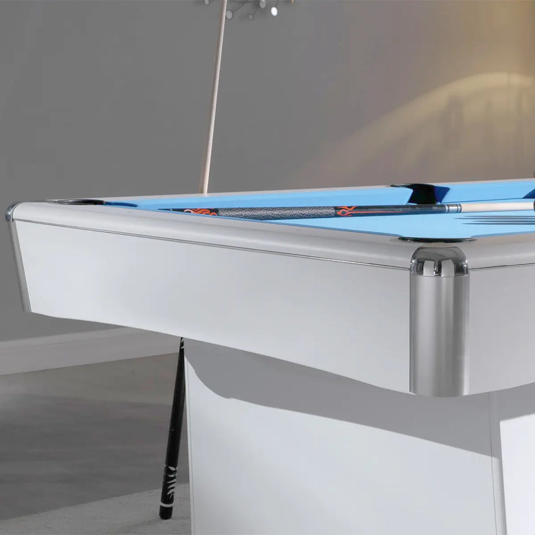 Hochwertige Eckblenden aus verchromtem Aluminium am weißen Korpus des Billardmodells Granada.